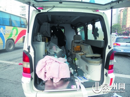 急救车被路人合力扶正,车内一片狼藉
