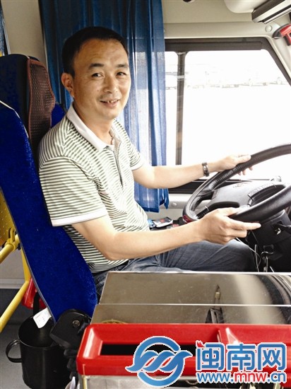 公交车连闯3红灯 急救昏厥小孩1