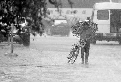 大雨造成市民出行困难。
