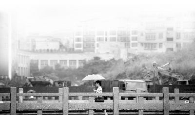 大雨造成市民出行困难。2