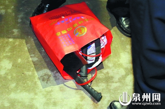 民警从男子租房缴获多把刀具