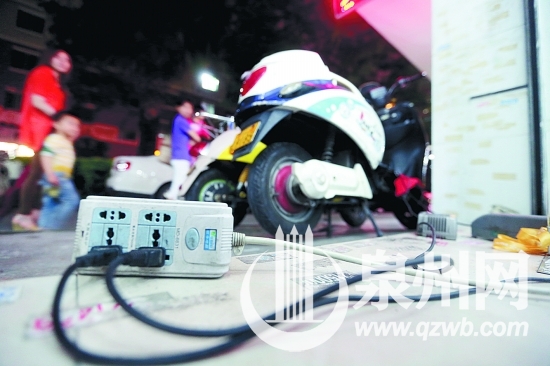 在店门口随意装排插充电