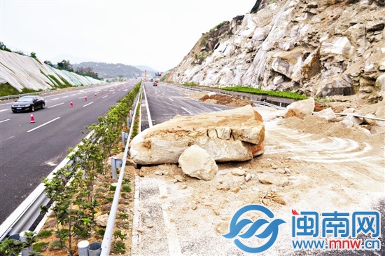滑落的巨石和沙石将高速路挡住