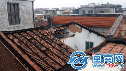 这栋三层石头房的屋顶塌了近一半