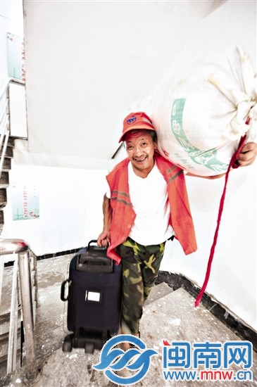 搬进新家,环卫工大叔很开心