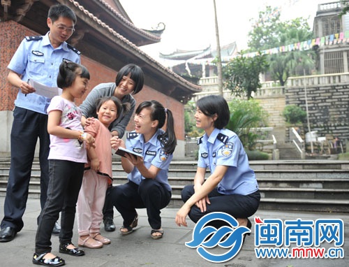 两个小朋友上了户口，盼望着也能坐上飞机