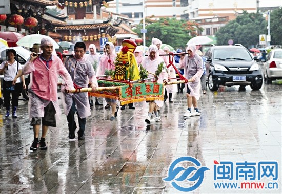 抬着神像,冒雨踩街祈福