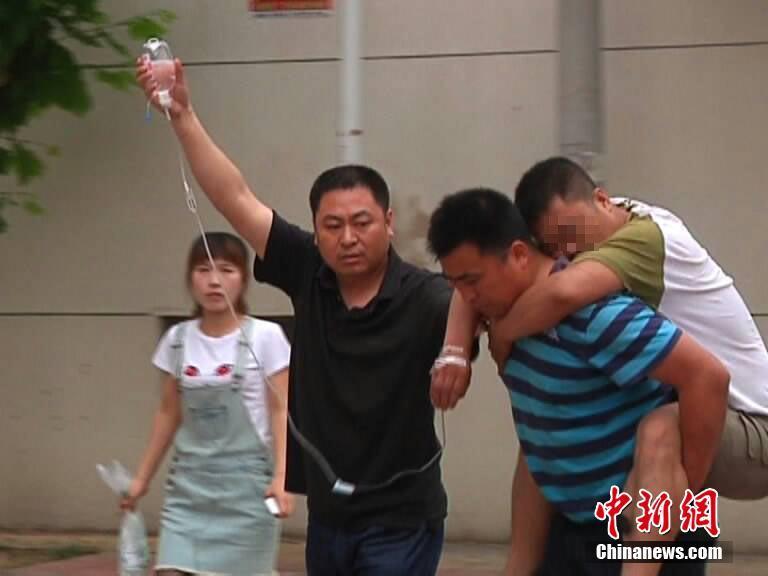 受害者的丈夫被亲友从医院背回家2