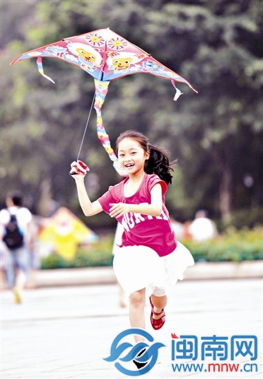 昨日上午，西湖公园里，小朋友欢乐奔跑放风筝