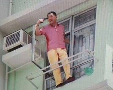 疑犯爬出窗外