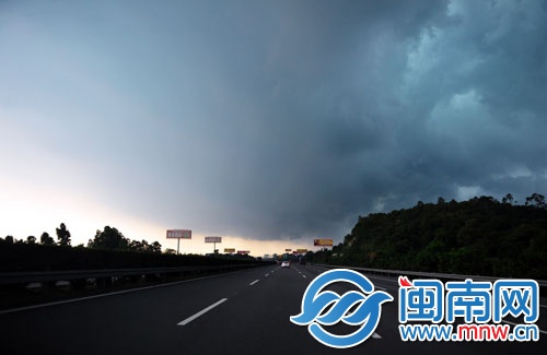 乌云遮住了半边天