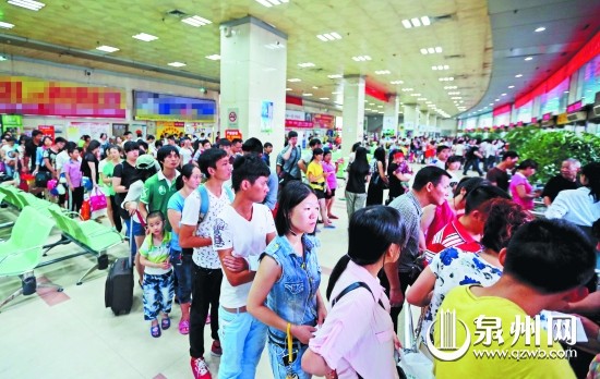 泉州客运中心站内，乘客排起了长队