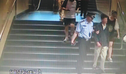 男子两次手机偷拍女乘客裙底被拘