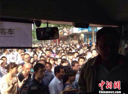 南京地铁安德门公交接驳站积压大量候车市民。