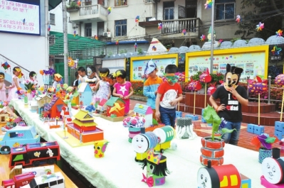 市实验幼儿园孩子同游校园庆“六一”。