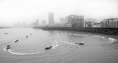 冲锋舟在演练水域呈心形队列航行。