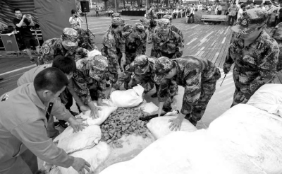 抢险人员正在演练“管涌”应急处置方法。