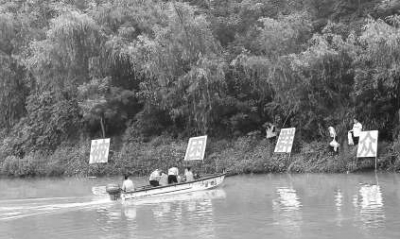 救援人员将“被困”群众转移到冲锋舟上。