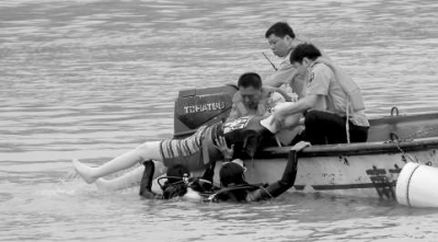 救援人员将“落水者”救上冲锋舟。