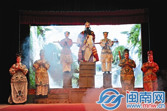 学生们表演打城戏《目连救母》