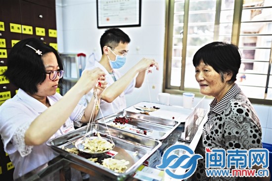 一位老人正在诊所等待拿药