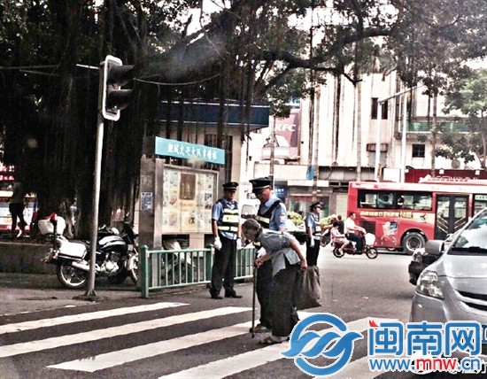 协管员天天守护佝偻老太过马路