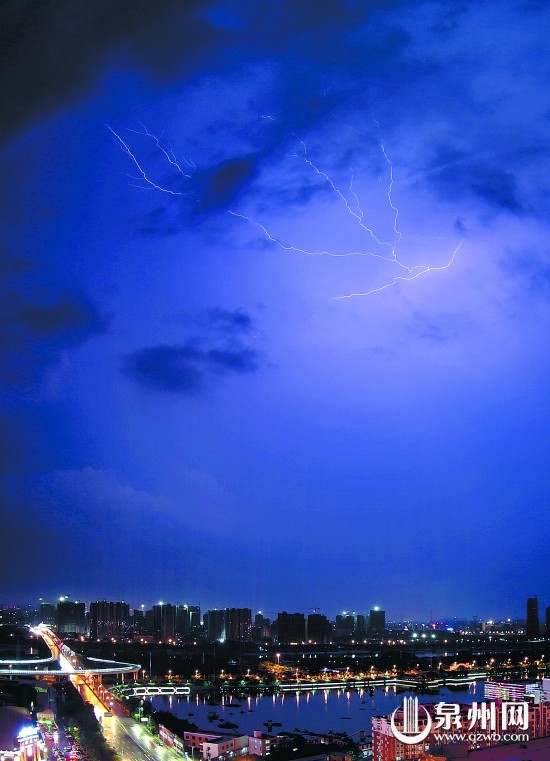 闪电照亮泉州市区夜空