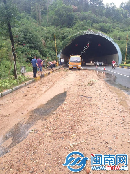 厦门昨天暴雨山洪冲下堵了天马山隧道口两车道