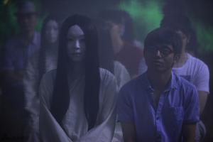 惊悚片《夜半梳头》北京特殊首映礼小树林与"女鬼"共赏