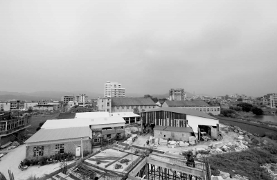 石材厂和民房距离很近。　本报记者陈明哲摄