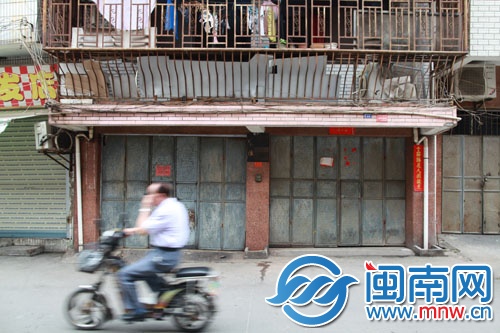 当时不少食客在前门拍门,仍叫不醒老板娘