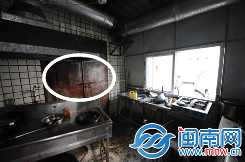 变压器和大排档仅一扇铁门之隔