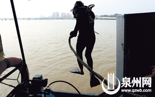 佩戴好专业设备,潜水员下水。