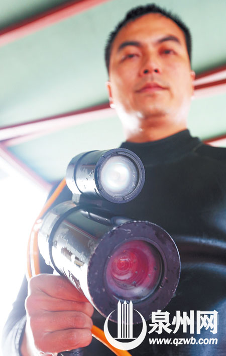 潜水员携带的水下摄录机