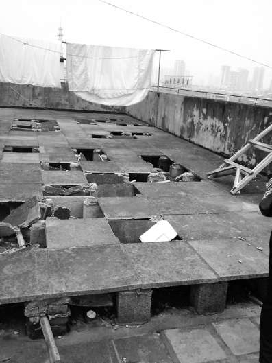 加盖隔热板后，护栏剩1.2米，只到人的腰部。