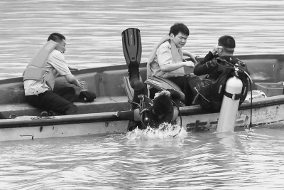 在泉州市2014年度防汛抢险应急综合演练中，潜水员下