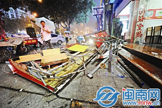 小吃店的广告牌突然掉下，幸好没有伤及路人