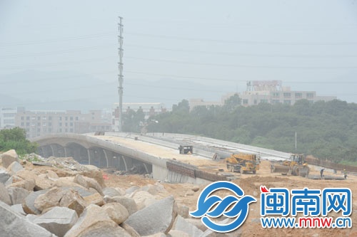 跨过县道301的高架桥