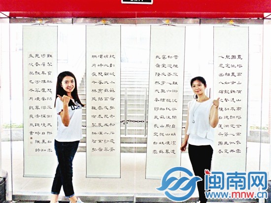 许燕燕（左）、王瑜与作品合影