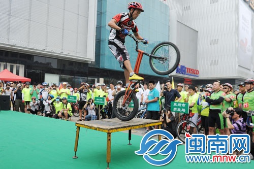 骑行爱好者进行特技表演