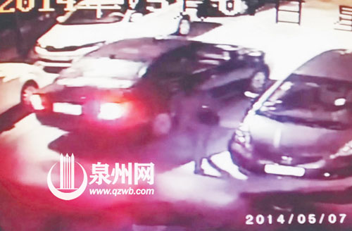 受害者刚出小区门口,就被车上的歹徒(左车)盯上