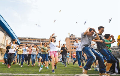 广西桂林中学高三学生一起放飞纸飞机迎接即将到来的