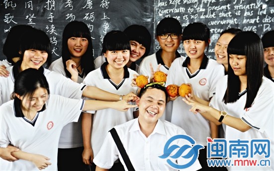 平时严肃的班主任,在最后一课,成了学生们的“开心