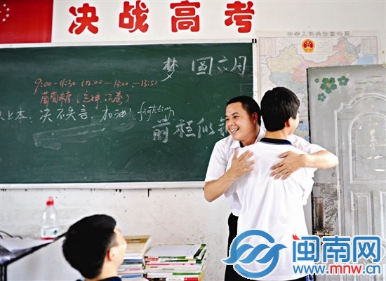 “平时我可不敢这样抱老师!”