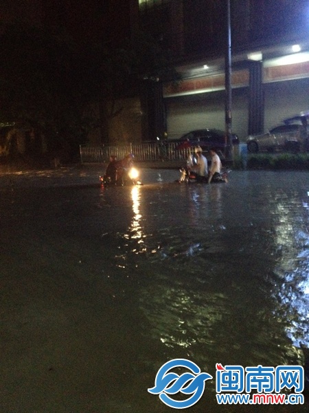 被困洪水下2小时 男子奇迹生还2