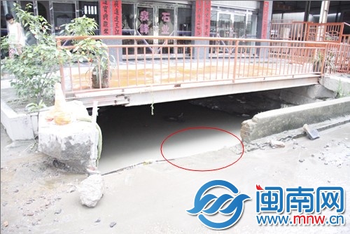 被困洪水下2小时 男子奇迹生还3