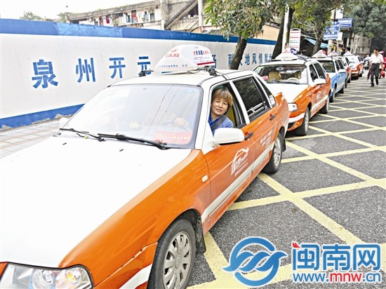 泉州培元中学门口，爱心车队静候考生