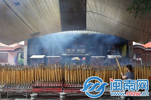 漳州孔庙"高考香"1小时卖200炷 家长忙着祈福