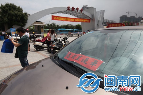 漳州孔庙“高考香”1小时卖200炷 家长忙着祈福