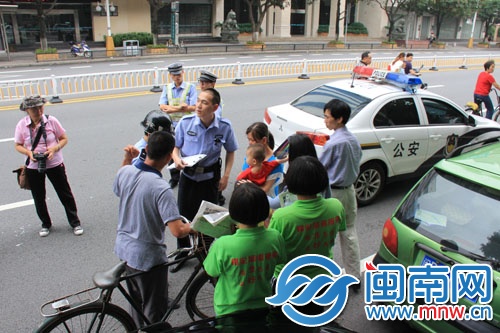 漳州孔庙“高考香”1小时卖200炷 家长忙着祈福